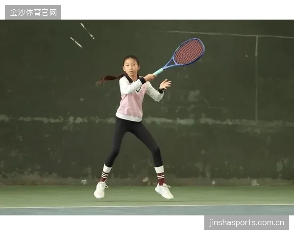 网球运动员自主训练内容广受关注，开启专业成长新篇章